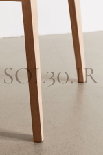 نمای نزدیک از صندلی چوبی با پارچه مقاوم و ظاهری مدرن