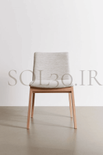 نمای نزدیک از صندلی چوبی با پارچه مقاوم و ظاهری مدرن