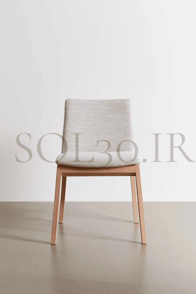 نمای نزدیک از صندلی چوبی با پارچه مقاوم و ظاهری مدرن